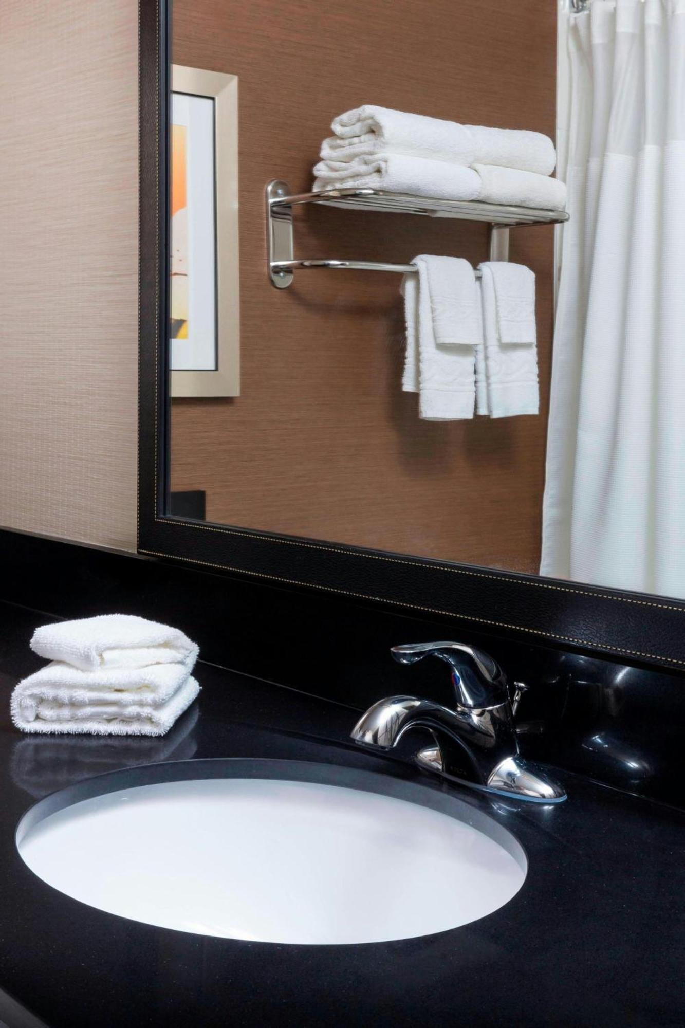 Fairfield Inn & Suites By Marriott Гейлсберг Экстерьер фото